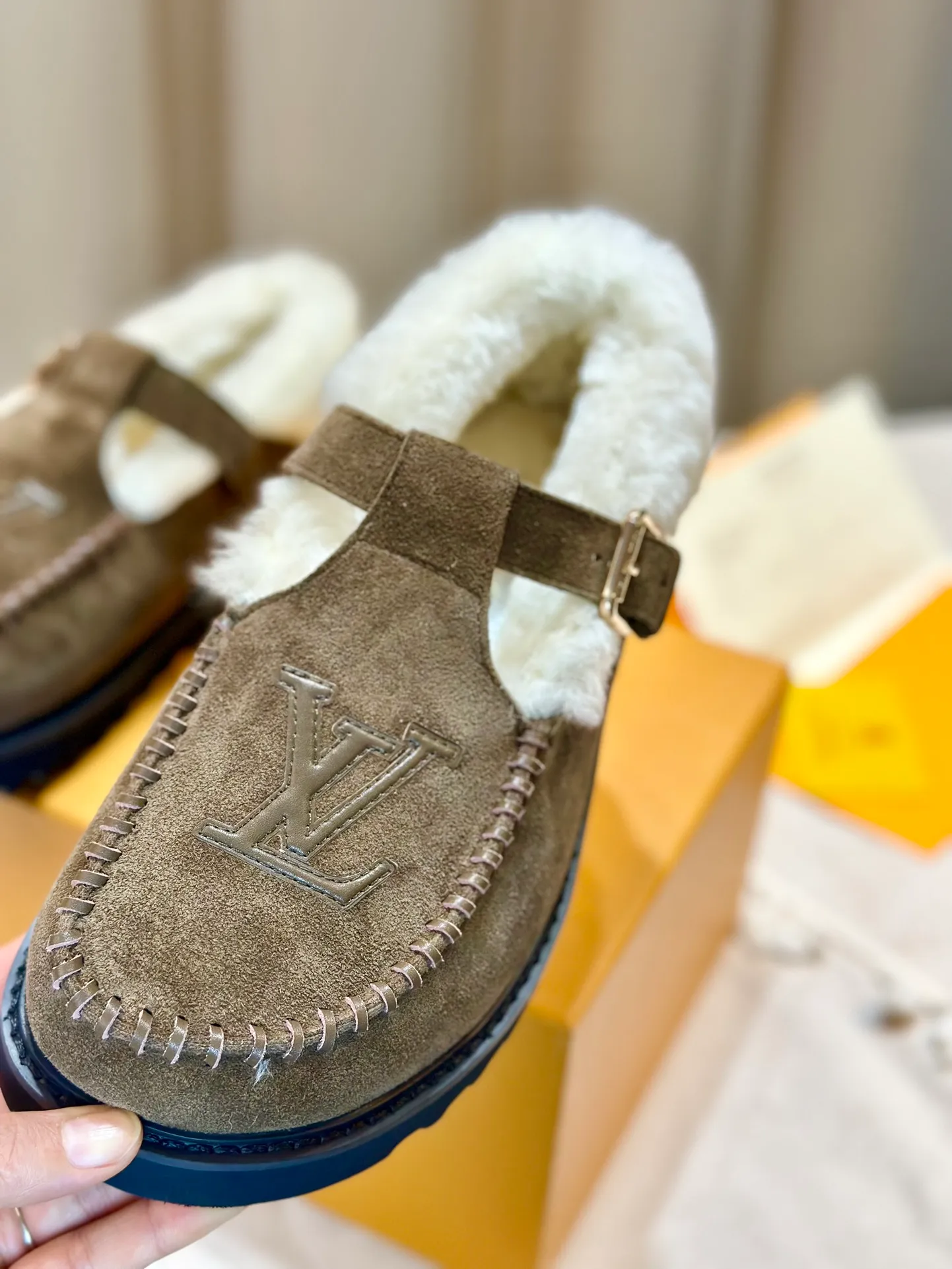 👟👟Ex-factory price 540👟👟Mauri version Louis Vuitton lv louis vuott…on fw24 new arrival～The latest furry slippers for autumn and winter～This pair of furry slippers is also very good-looking! The leather ones are very high-end! ! !Paired with denim shorts in autumn and winter, it’s perfect! Put it on and you will instantly have your ideal height! A favorite style, with fashionable elements, the appearance of the upper is full of nobility. Wearing it can always show the fashionable charm of women. It is fashionable but not too showy. The high-end beef tendon on the upper and the Lvjia letter buckle are so beautiful. Upper: imported high-end frosted/cowhide. Outsole: original outsole. Inner lining: imported real wool. Size: 35-42 (customized at .42).